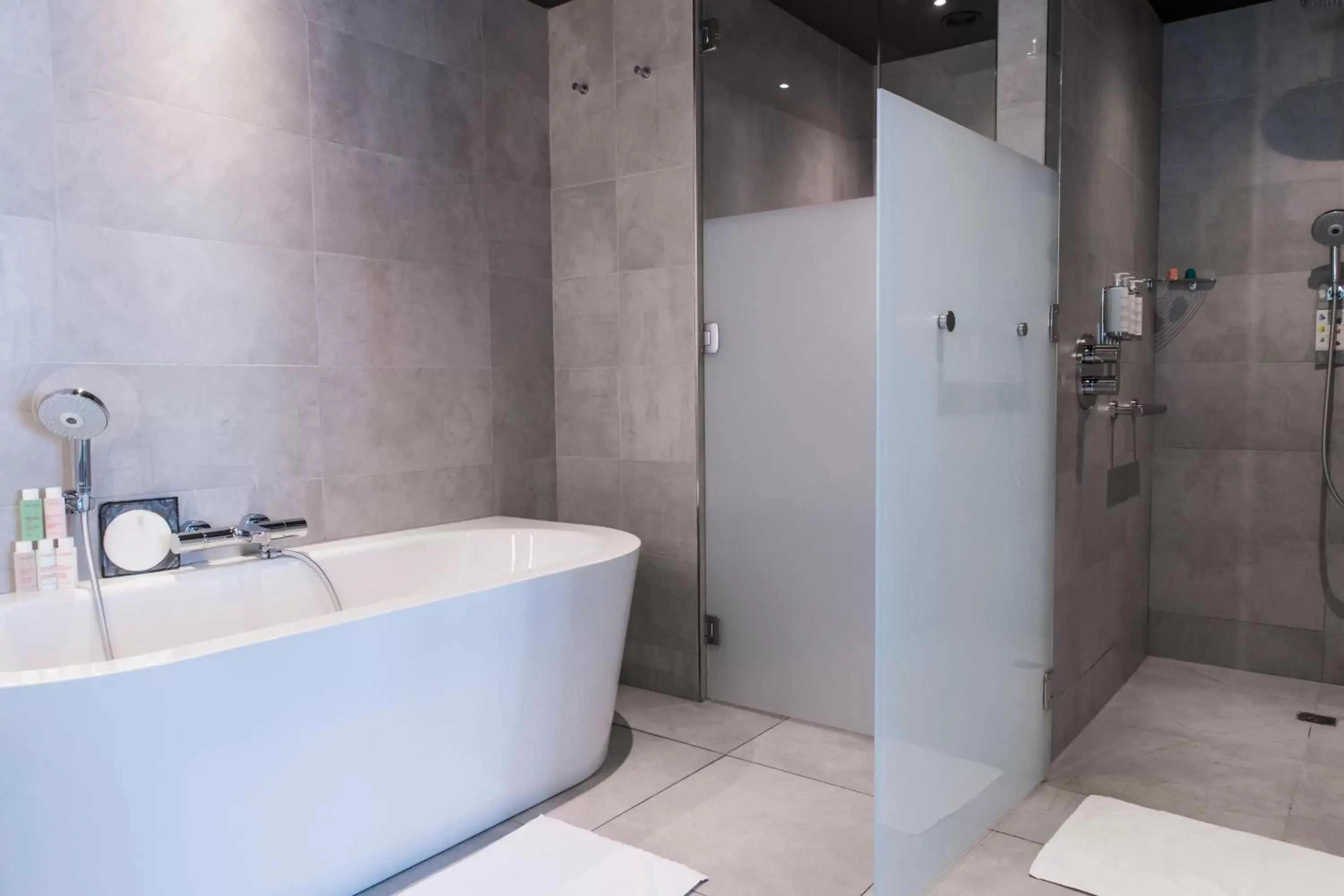 Bathroom in Molitor Hotel & Spa Paris - MGallery Collection